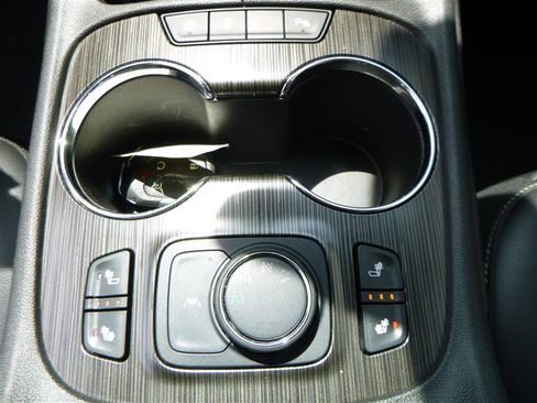 Used 2023 GMC Acadia SLT image 17