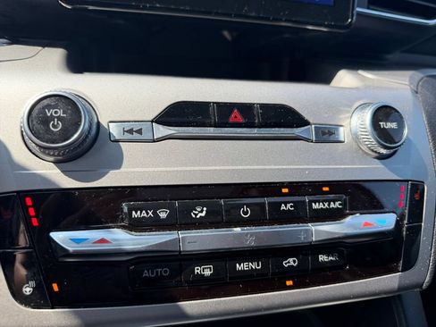 Used 2022 Ford Explorer XLT w/ Equipment Group 202A AWD/4WD image 17