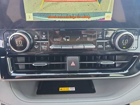 Used 2023 Toyota Highlander Limited image 24