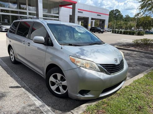 Used 2014 Toyota Sienna LE FWD image 1