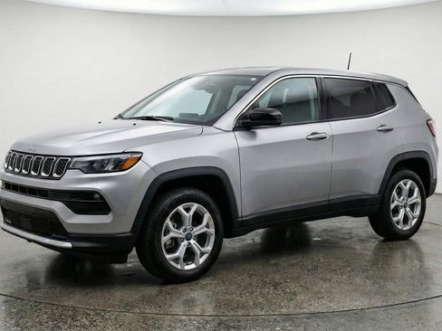 Used 2025 Jeep Compass Latitude image 3