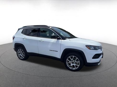 Used 2025 Jeep Compass Limited AWD/4WD image 2