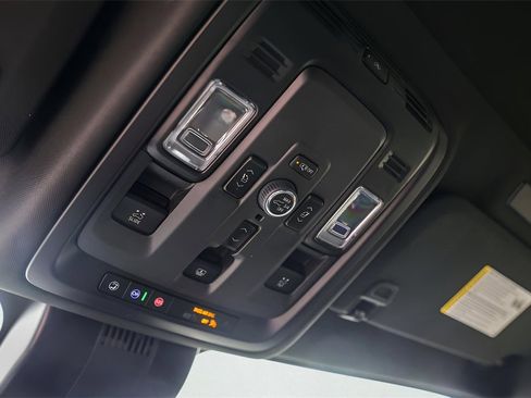 Used 2025 GMC Yukon XL Denali w/ Denali Reserve Package image 23