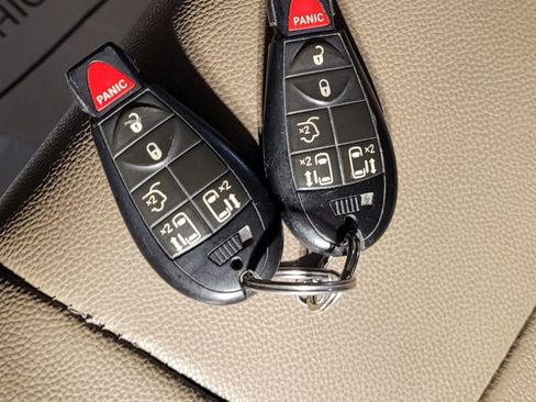 Used 2016 Chrysler Town & Country Touring image 37