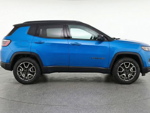 Used 2025 Jeep Compass Trailhawk AWD/4WD image 11