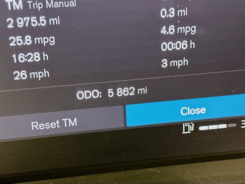 Used 2025 Volvo XC40 B5 Plus image 19