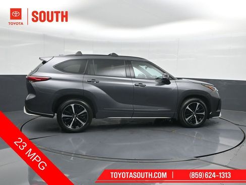 Used 2021 Toyota Highlander XSE AWD/4WD image 3