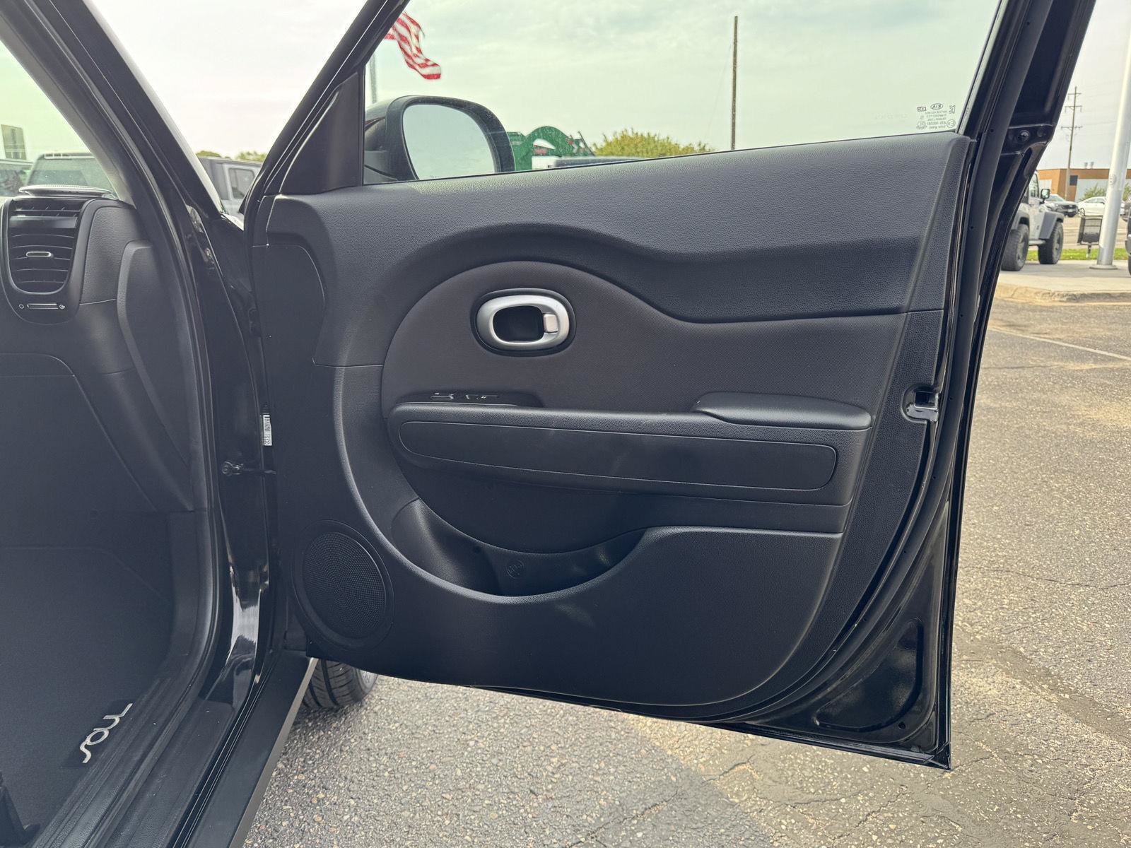 Used 2016 Kia Soul + FWD image 23
