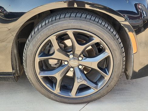 Used 2022 Chrysler 300 Touring w/ Sport Appearance Package RWD image 7