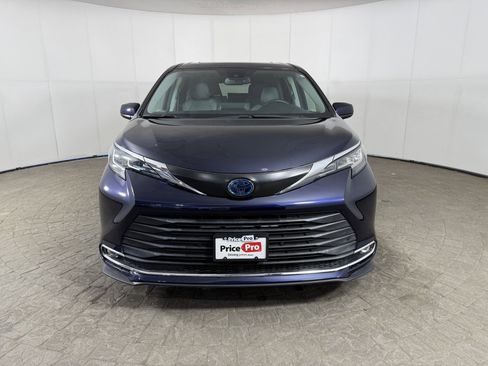 Used 2022 Toyota Sienna XLE image 2