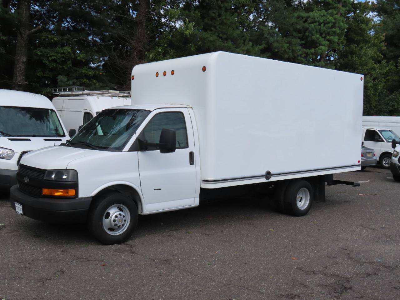 Used 2018 Chevrolet Express 3500 w/ Driver Convenience Package RWD image 2