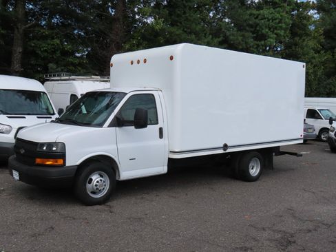 Used 2018 Chevrolet Express 3500 w/ Driver Convenience Package RWD image 2