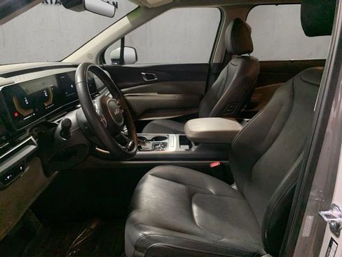 Used 2025 Kia Carnival EX image 9