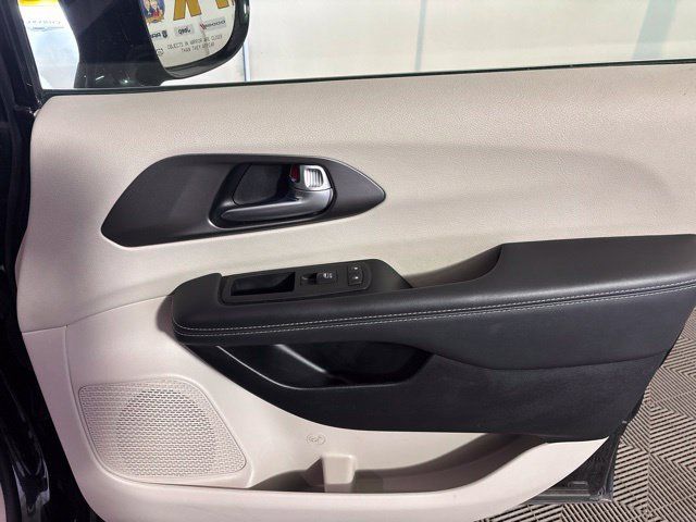 Used 2024 Chrysler Pacifica Limited FWD image 22