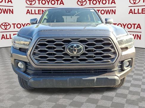 Used 2022 Toyota Tacoma TRD Off-Road w/ TRD Premium Off Road Package AWD/4WD image 2