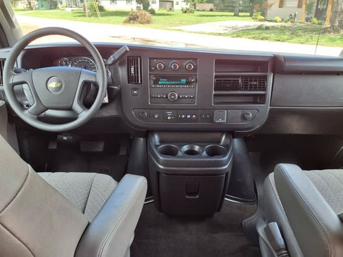 Used 2025 Chevrolet Express 3500 LT w/ LT Preferred Equipment Group RWD image 9