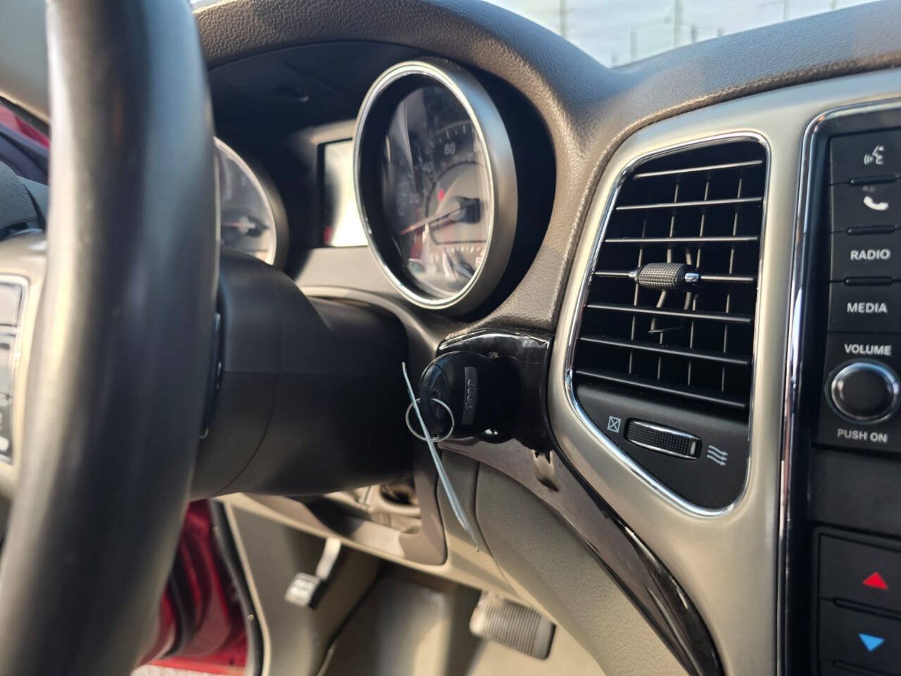 Used 2013 Jeep Grand Cherokee Laredo AWD/4WD image 26