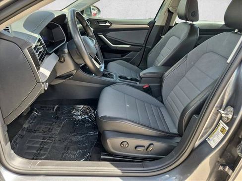 Used 2025 Volkswagen Jetta SE FWD image 16