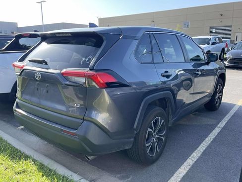 Used 2022 Toyota RAV4 LE FWD image 4
