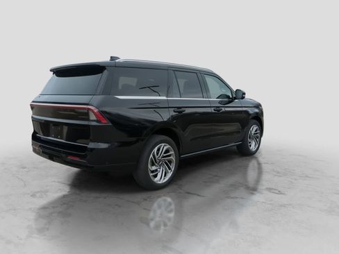 Used 2025 Lincoln Navigator Reserve AWD/4WD image 8