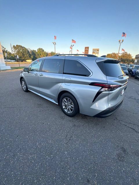 Used 2025 Toyota Sienna XLE FWD image 4