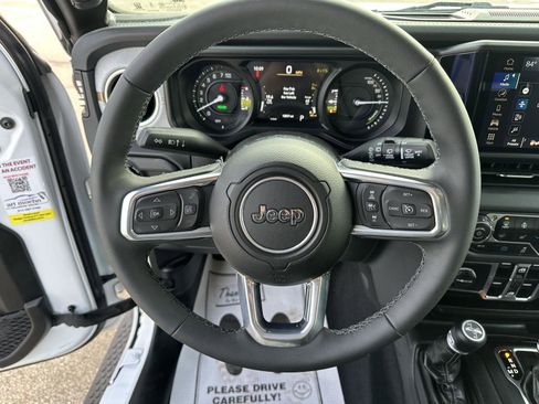 Used 2025 Jeep Wrangler Sahara image 21