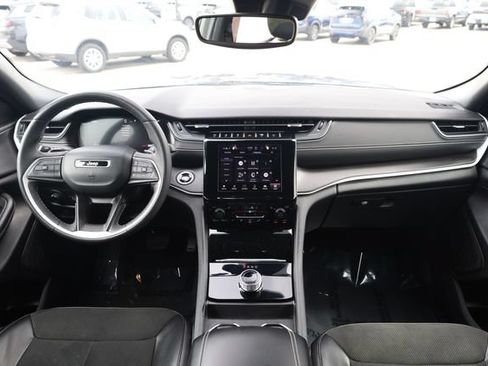 Used 2024 Jeep Grand Cherokee Laredo AWD/4WD image 14