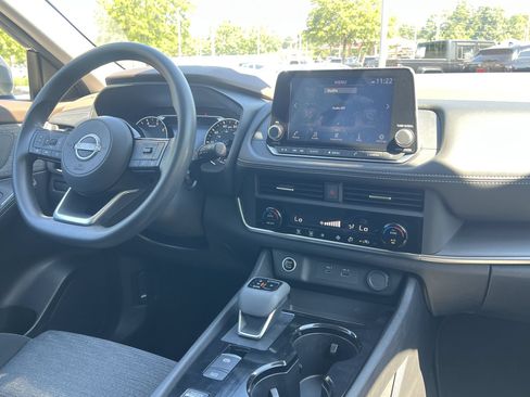 Used 2023 Nissan Rogue SV FWD image 3