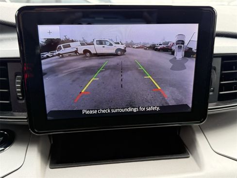 Used 2024 Ford Explorer XLT image 28