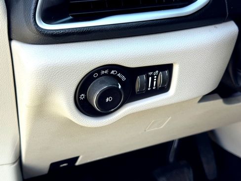 Used 2019 Chrysler Pacifica Touring-L image 13