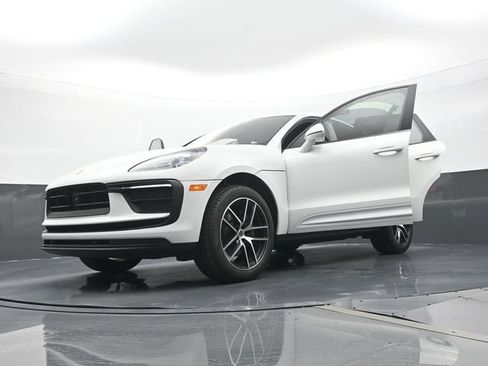 Certified 2024 Porsche Macan AWD/4WD image 29