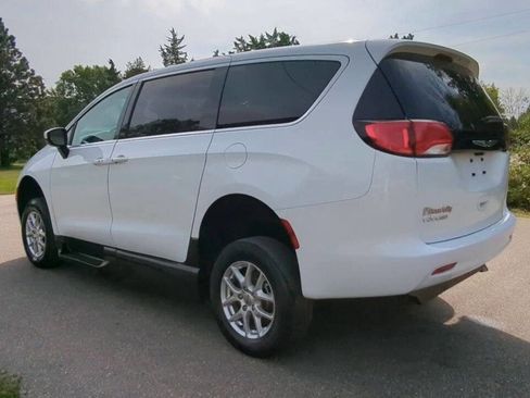 Used 2023 Chrysler Voyager LX image 4