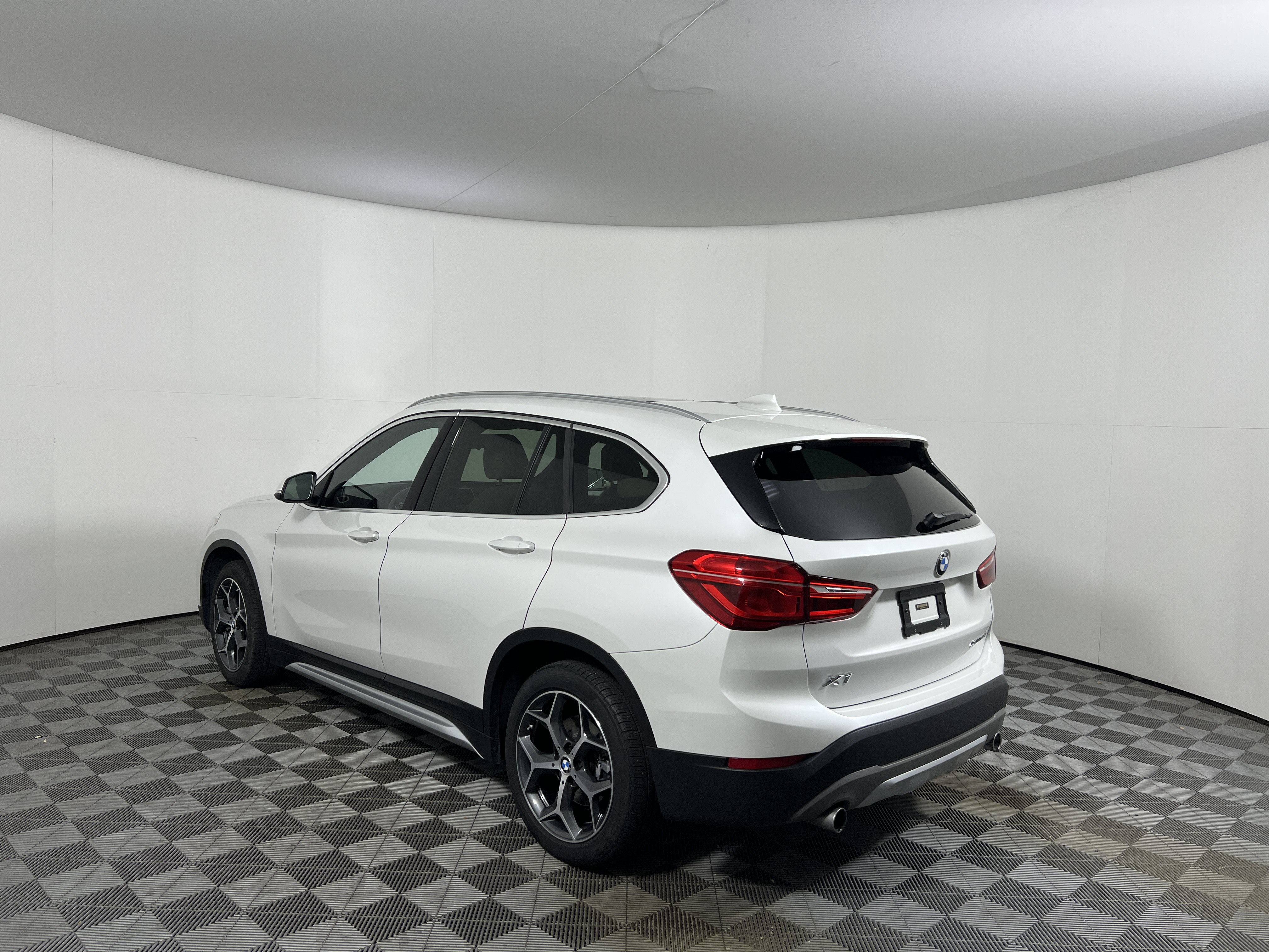 Used 2018 BMW X1 xDrive28i AWD/4WD image 3
