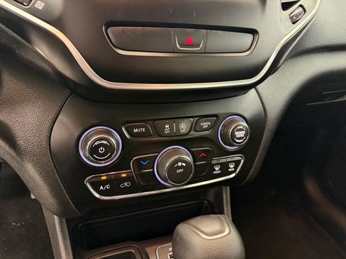 Used 2019 Jeep Cherokee Latitude w/ Popular Appearance Group FWD image 15