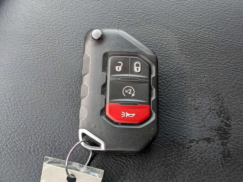 Used 2025 Jeep Wrangler Unlimited Sahara AWD/4WD image 30