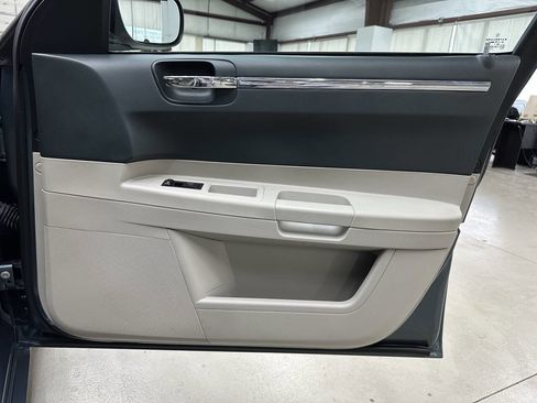 Used 2005 Chrysler 300 Touring w/ Protection Group image 16