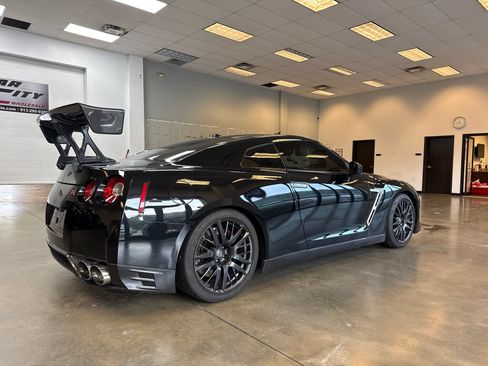 Used 2016 Nissan GT-R Premium AWD/4WD image 5
