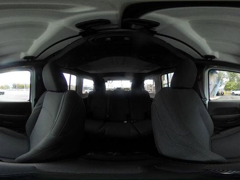 Used 2025 Jeep Wrangler Sahara image 41