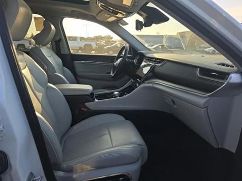 Used 2022 Jeep Grand Cherokee Overland w/ Advanced Protech Group III image 16