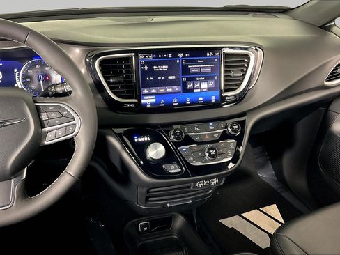 Used 2025 Chrysler Pacifica Select FWD image 9