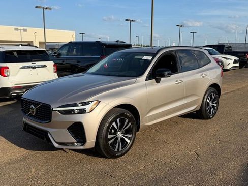 Used 2025 Volvo XC60 B5 Core image 2