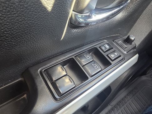 Used 2018 Nissan Titan SV image 23