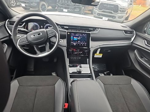 New 2025 Jeep Grand Cherokee Altitude image 17