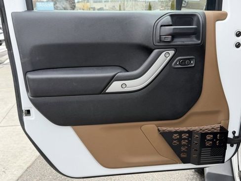 Used 2018 Jeep Wrangler Unlimited Rubicon w/ Connectivity Group image 16