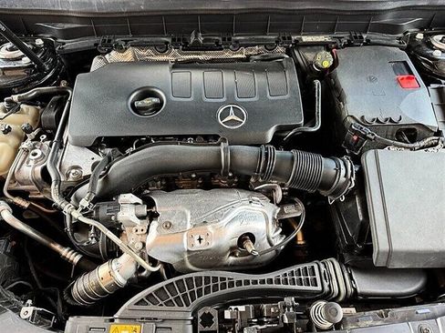 Used 2022 Mercedes-Benz GLB 250 4MATIC w/ Premium Package Lite image 4