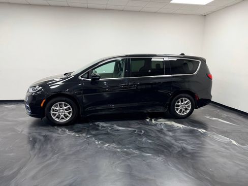 Used 2023 Chrysler Pacifica Touring-L FWD image 22