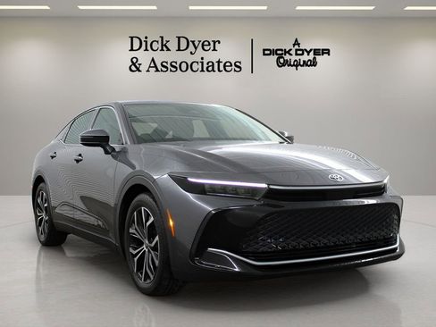 Used 2023 Toyota Crown Limited image 1