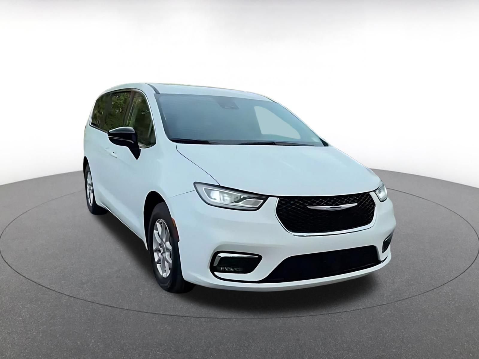 Used 2024 Chrysler Pacifica Touring-L FWD image 3