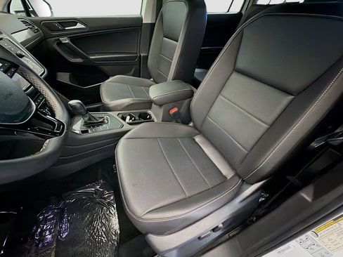 Used 2021 Volkswagen Tiguan SEL FWD image 11