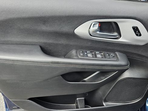 Used 2025 Chrysler Pacifica Limited FWD image 15